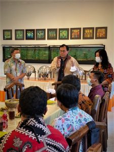  
Foto pengarahan oleh Prof. Indra Jati Sidi, M.Sc., Ph.D. dalam acara Halal Bihalal Keluarga Besar Politeknik Gajah Tunggal