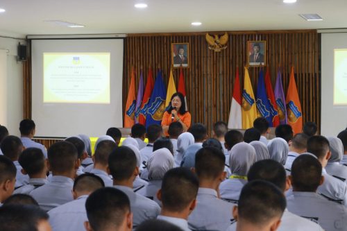 Pengarahan Calon Lulusan Tahun 2026 oleh Direktur Politeknik Gajah Tunggal, Ibu Dr. Ita Mariza.