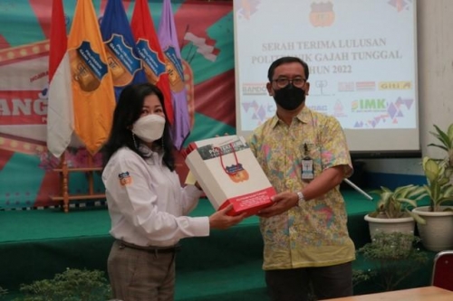 Serah Terima Lulusan Politeknik Gajah Tunggal Angkatan XXXIII Lulusan Tahun 2022 pada 1 September 2022