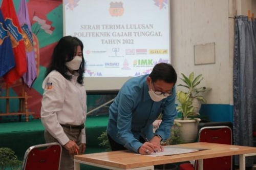 Serah Terima Lulusan Politeknik Gajah Tunggal Angkatan XXXIII Lulusan Tahun 2022 pada 1 September 2022
