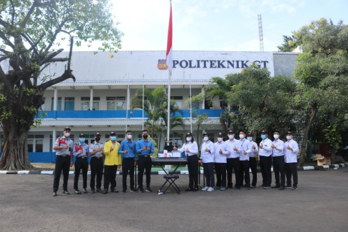 Penyerahan Kenang-Kenangan dari Alumni Poltek GT Angkatan 33